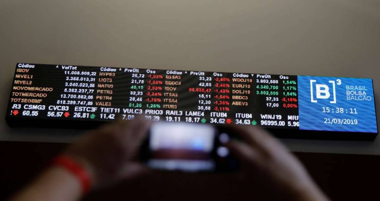 Ibovespa pisa no freio: o ruído político e a economia em desaceleração