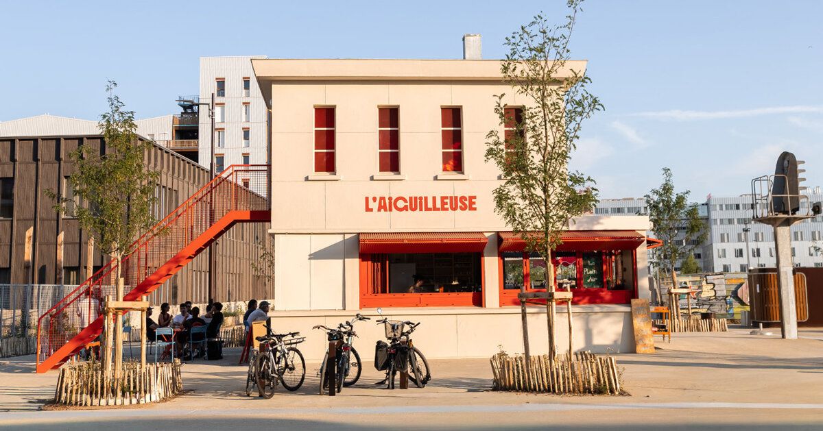Antiga caixa de sinalização ferroviária vira bar cultural em Nantes