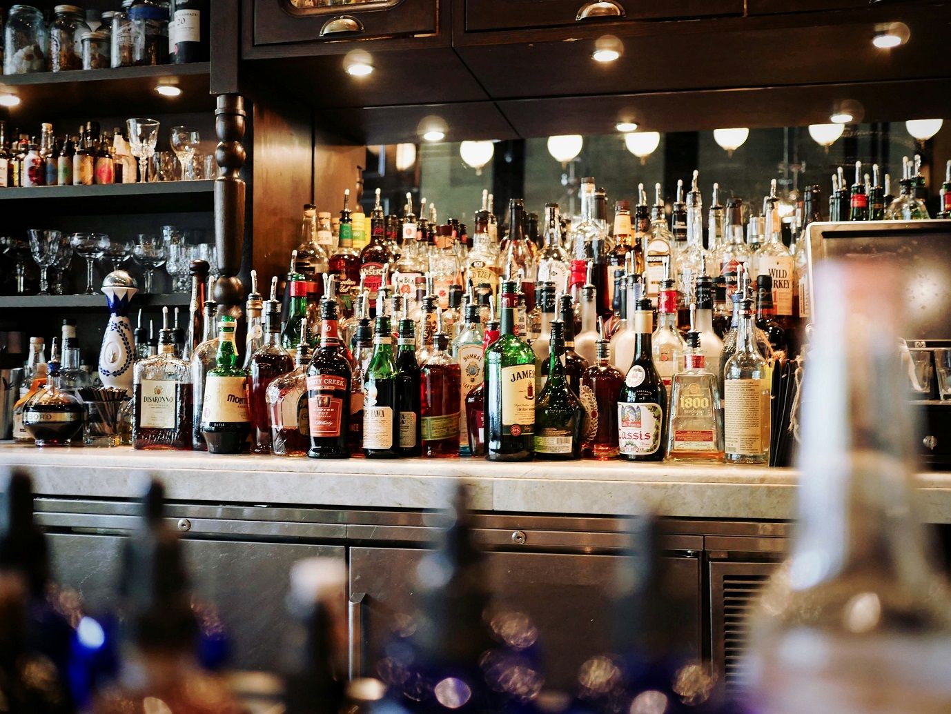 Consumo global de álcool deve recuar até 2035 — e gigantes do setor buscam rota de saída