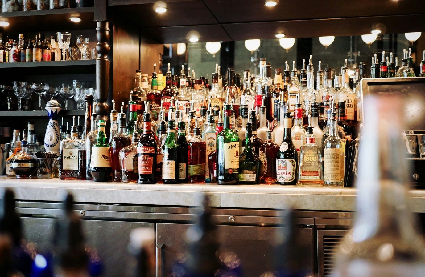 Consumo global de álcool deve recuar até 2035 — e gigantes do setor buscam rota de saída