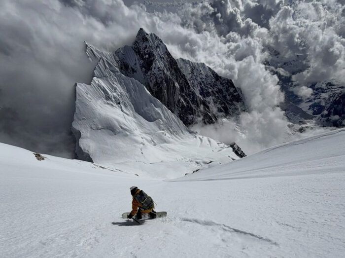 Trio americano faz primeira descida de esqui e snowboard em pico de 7.000m no Nepal