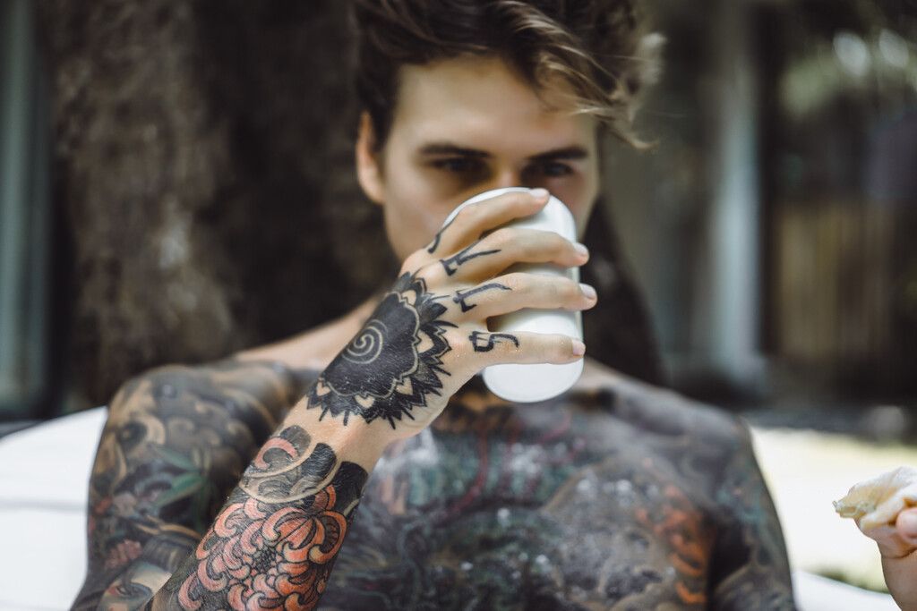 Tatuagem invisível: a tinta que aparece sob demanda