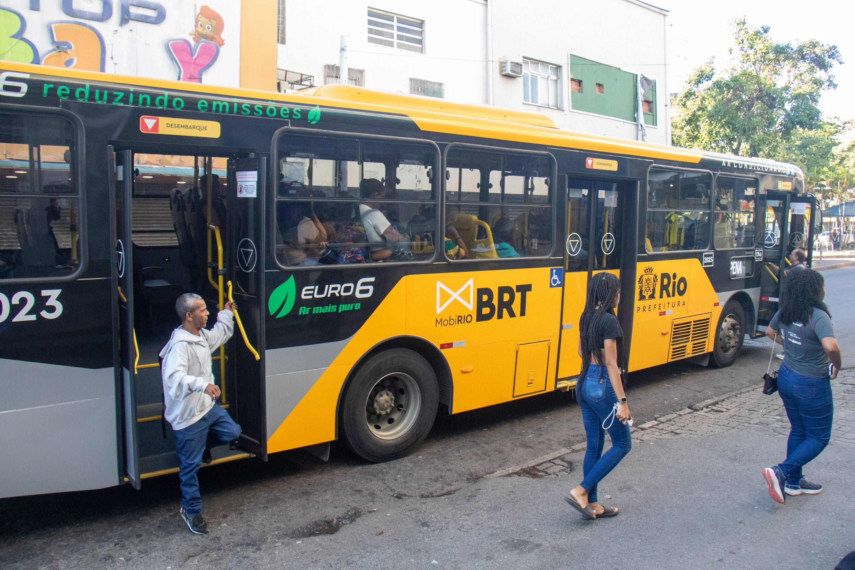 Greve de ônibus paralisa o Rio — impasse sobre reajuste trava negociação no TRT