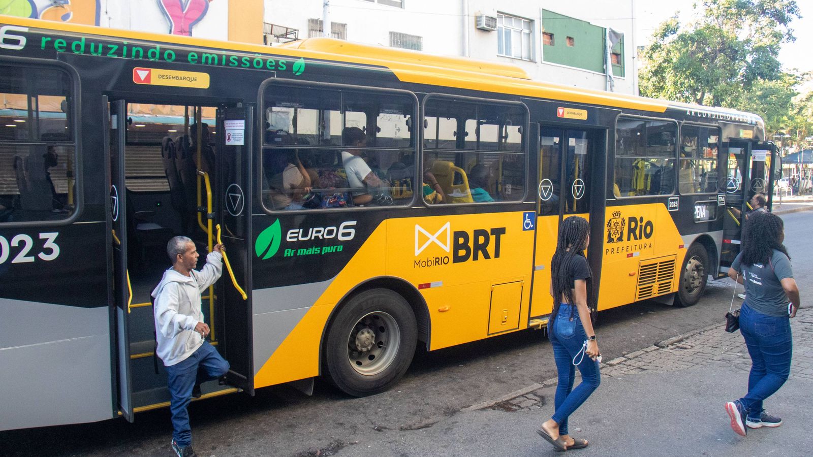 Greve de ônibus paralisa o Rio — impasse sobre reajuste trava negociação no TRT