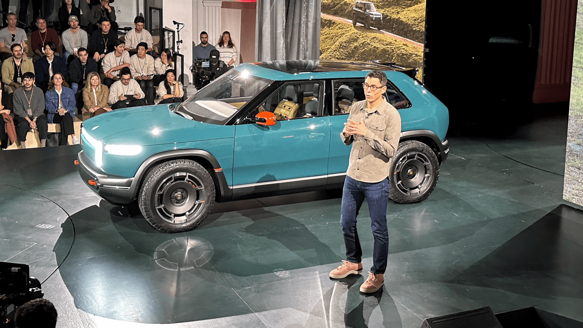 Rivian R3X chega em dois anos — CEO RJ Scaringe confirma cronograma