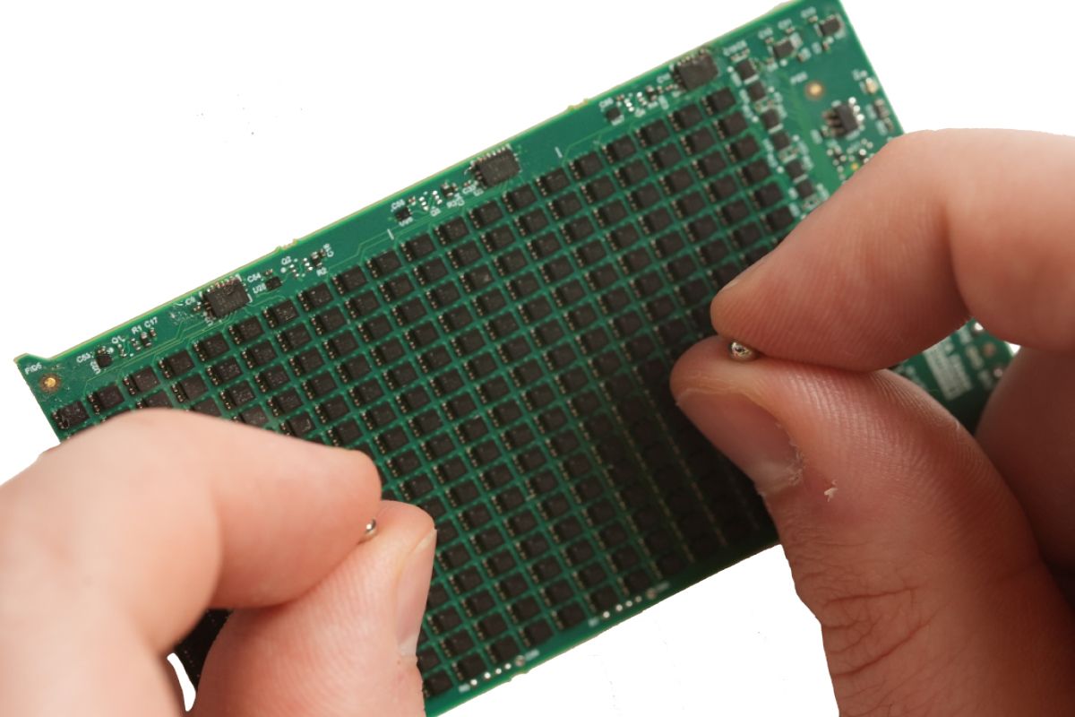 Sensores magnéticos prometem controle mais natural para próteses