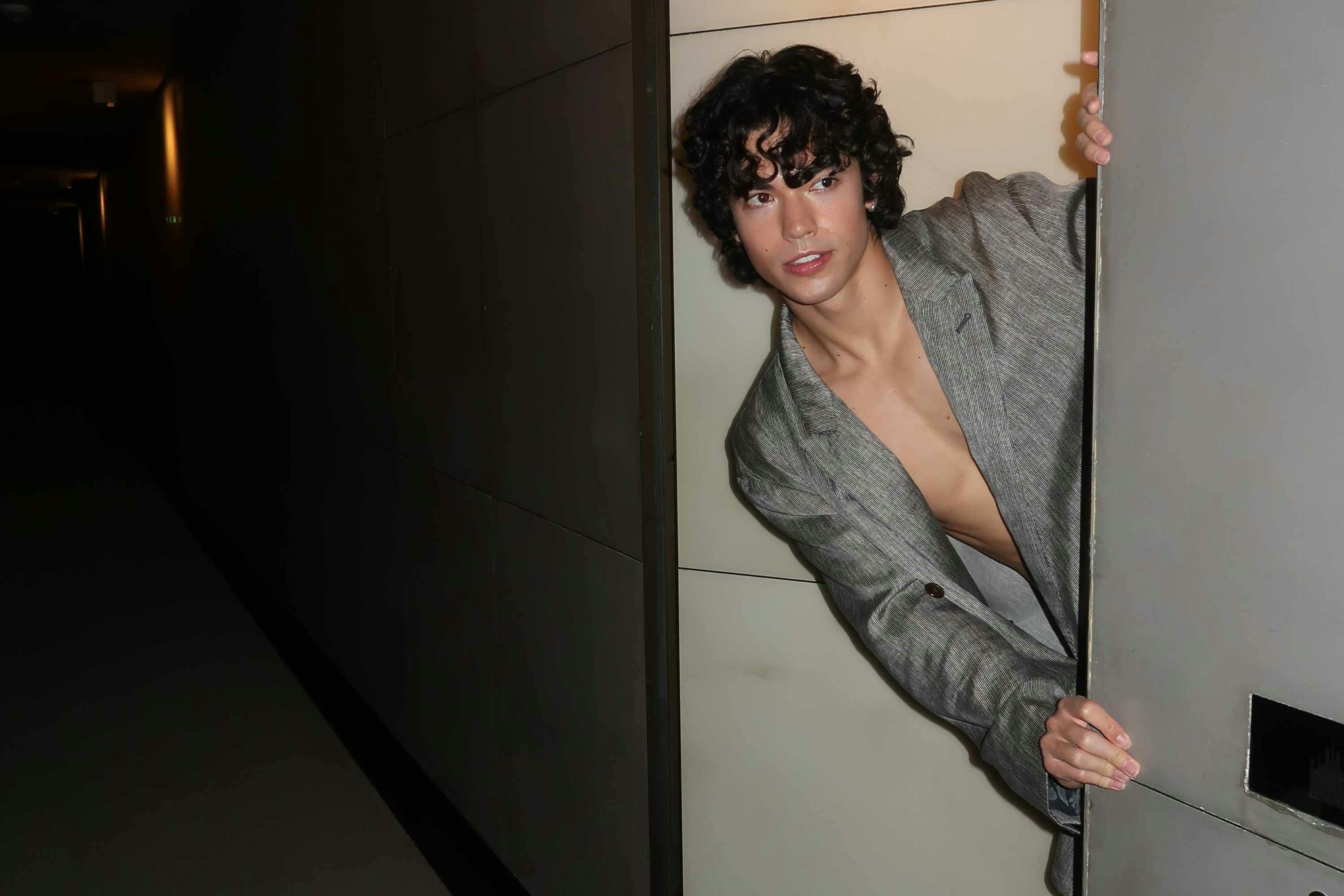 A logística de sobrevivência de Conan Gray na maratona da Paris Fashion Week