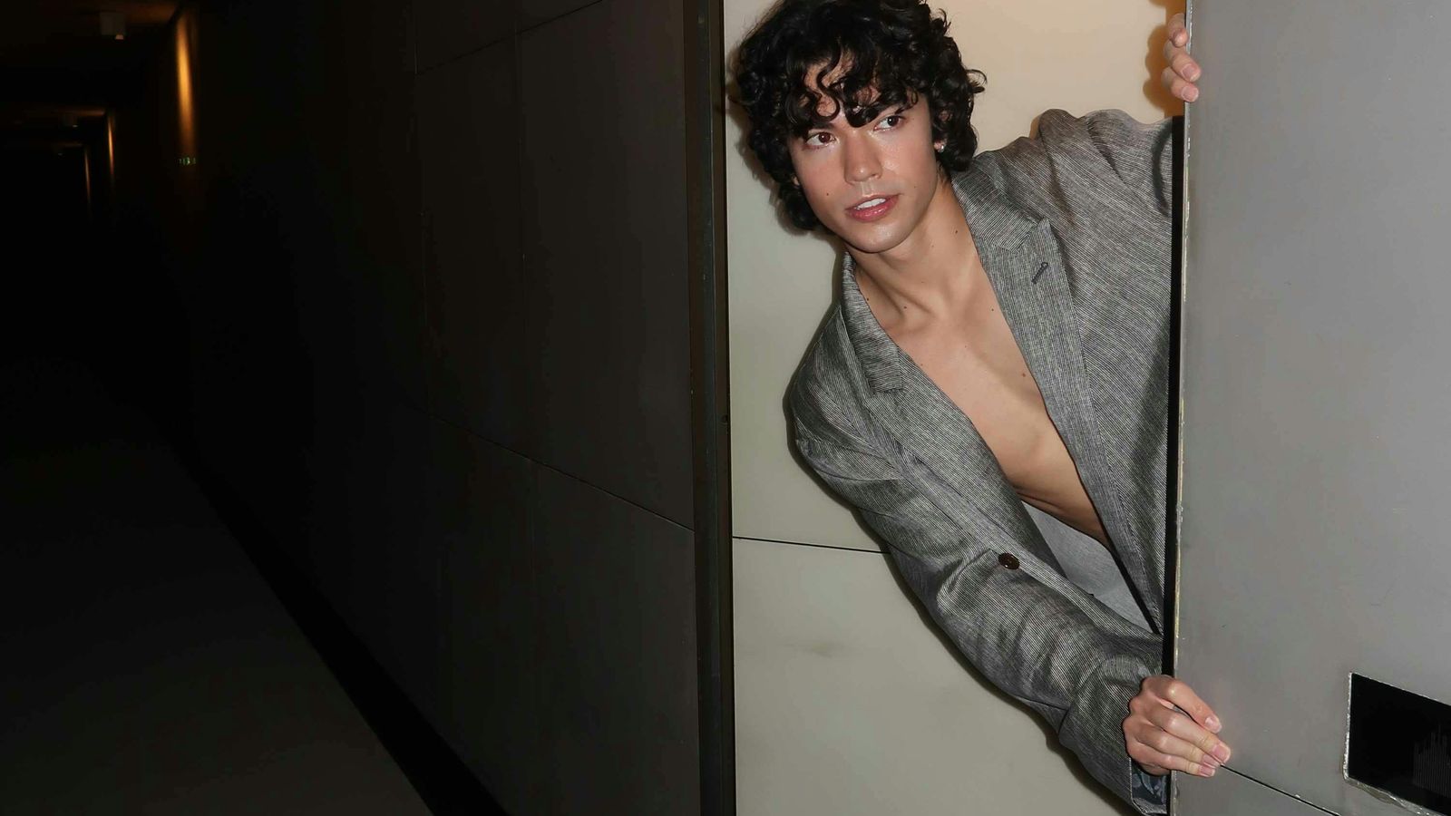 A logística de sobrevivência de Conan Gray na maratona da Paris Fashion Week