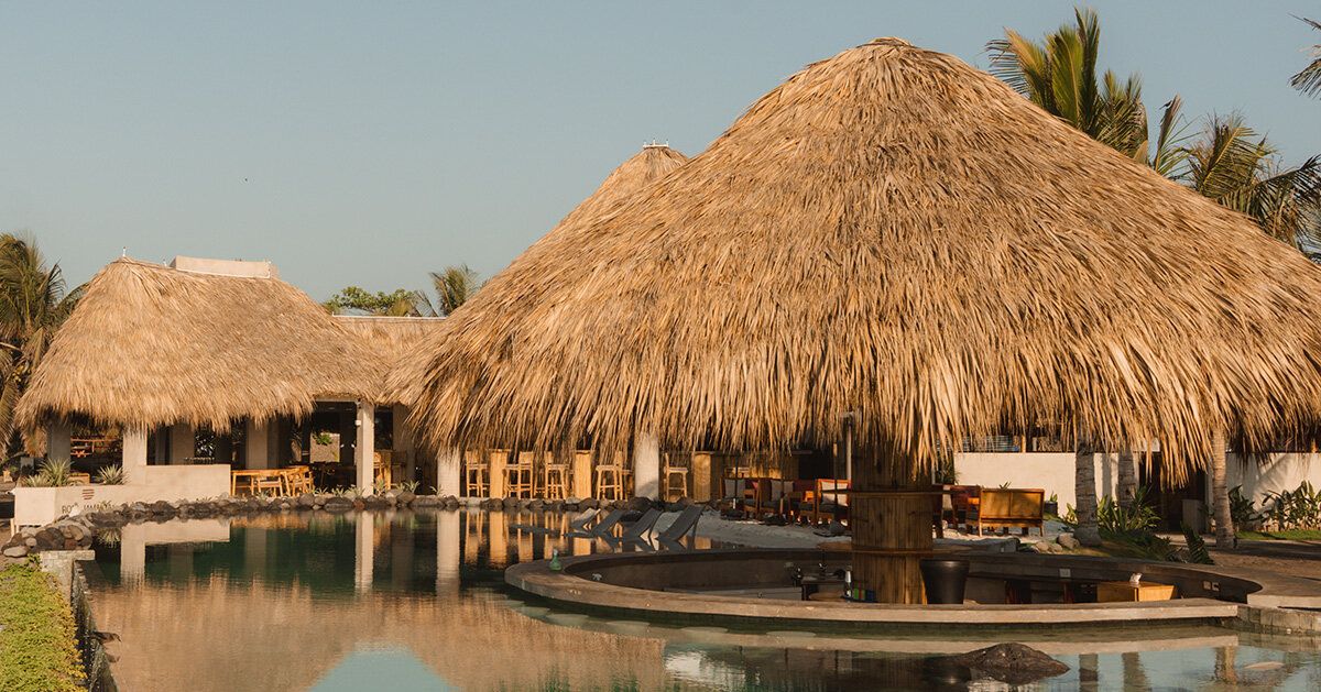 Gris aposta em pavilhões abertos para resfriar beach club na Guatemala