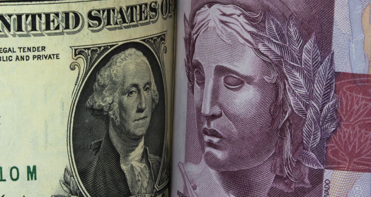 Dólar volta a R$ 5,20 com pressão do Fed e queda do petróleo