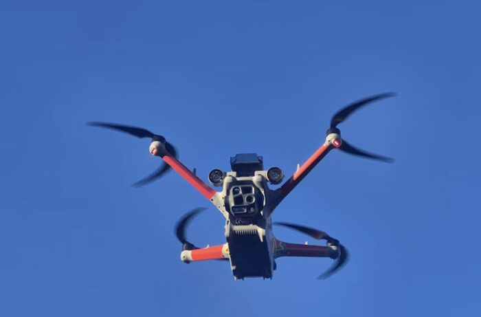 Drone com IA localiza trilheiros perdidos — marco operacional na Austrália