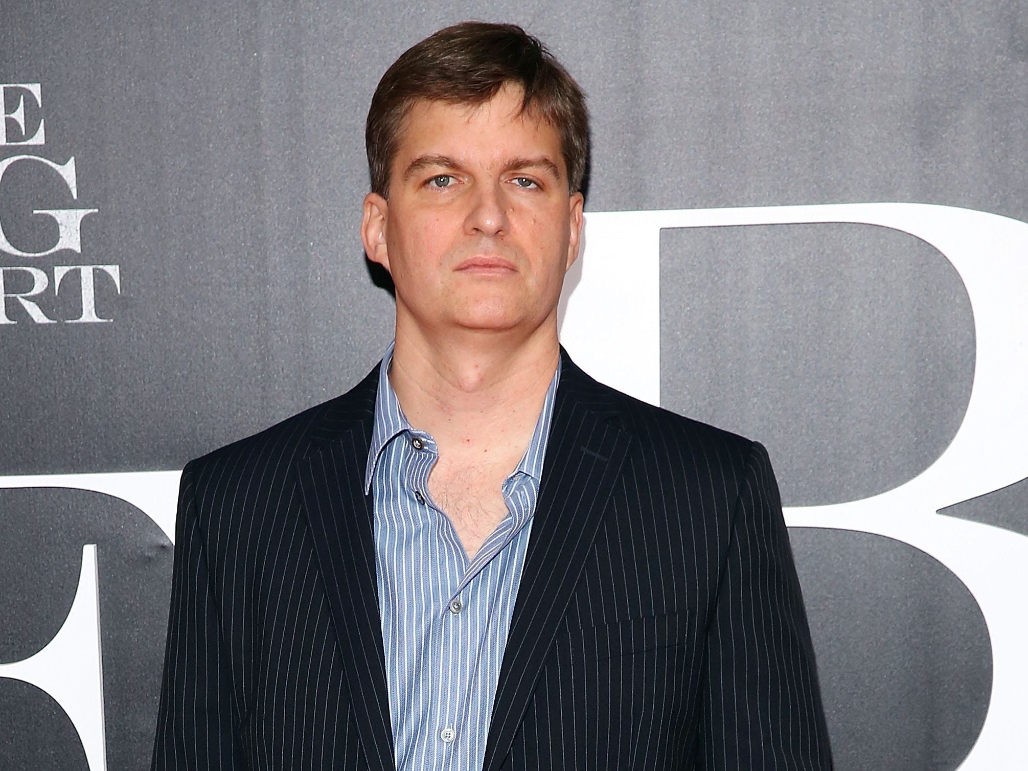 Michael Burry amplia apostas contra Tesla, Nvidia e Caterpillar — mercado em alerta