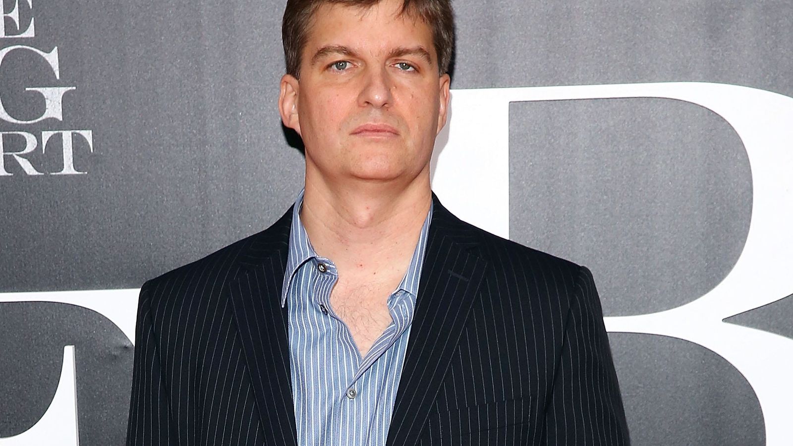 Michael Burry amplia apostas contra Tesla, Nvidia e Caterpillar — mercado em alerta