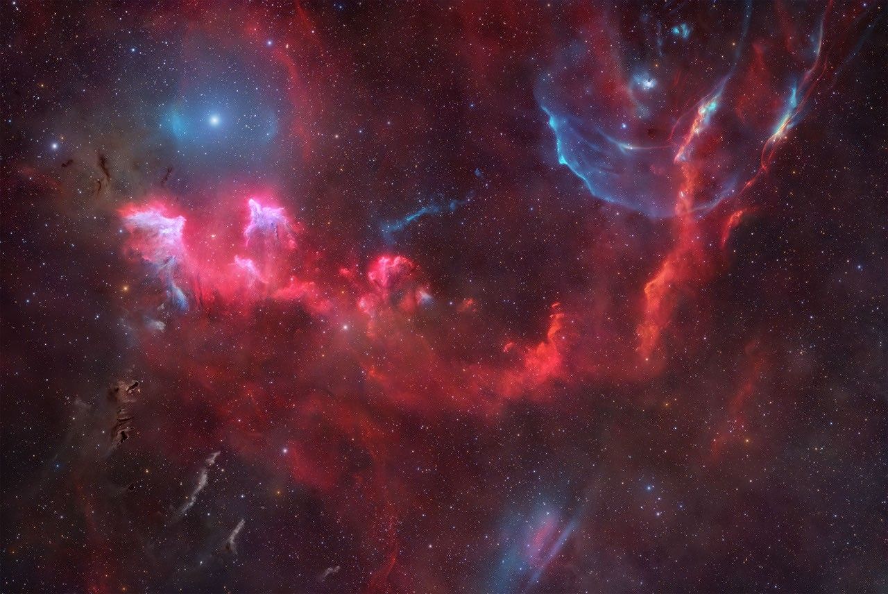 Novas nebulosas azuis surgem em Cassiopeia