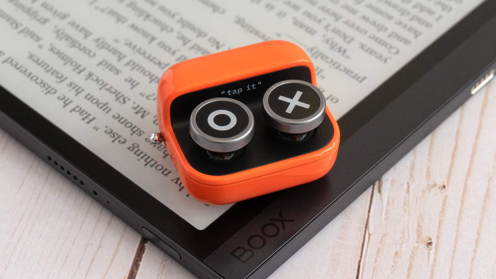 Boox Tappy desafia ergonomia com design retrô para leitores