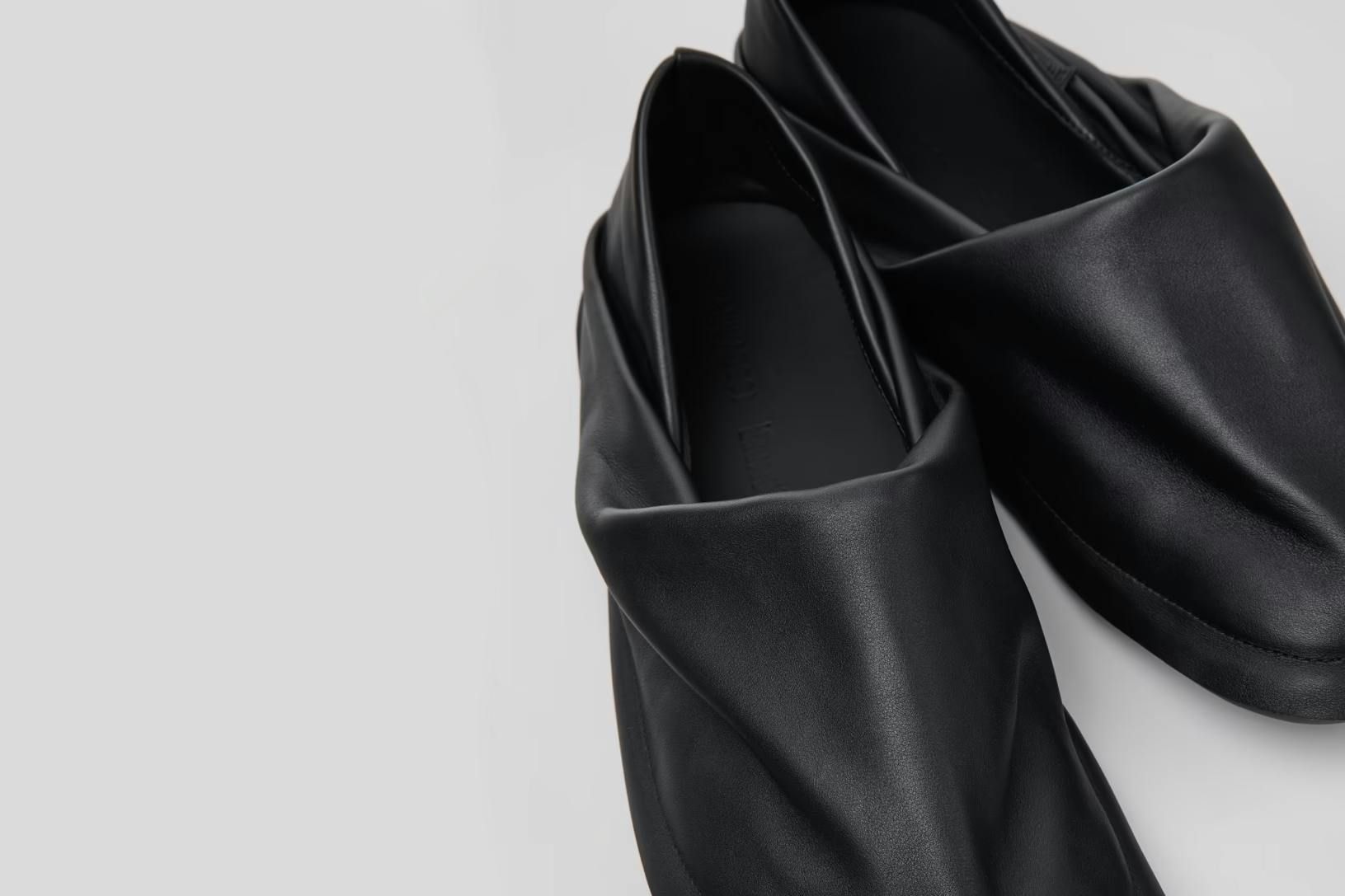 Issey Miyake e Camper: O sapato que parece bolsa de mão para o pé