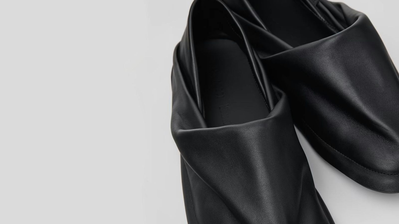 Issey Miyake e Camper: O sapato que parece bolsa de mão para o pé