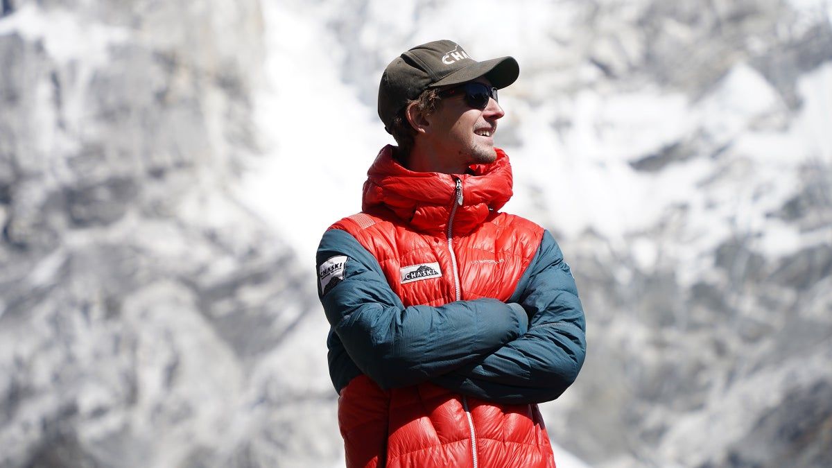 Tyler Andrews quebra recorde de velocidade no Everest — e abre debate sobre uso de oxigênio