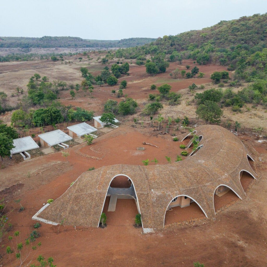 Eco-resort na Índia se esconde com telhado de pedra e terra