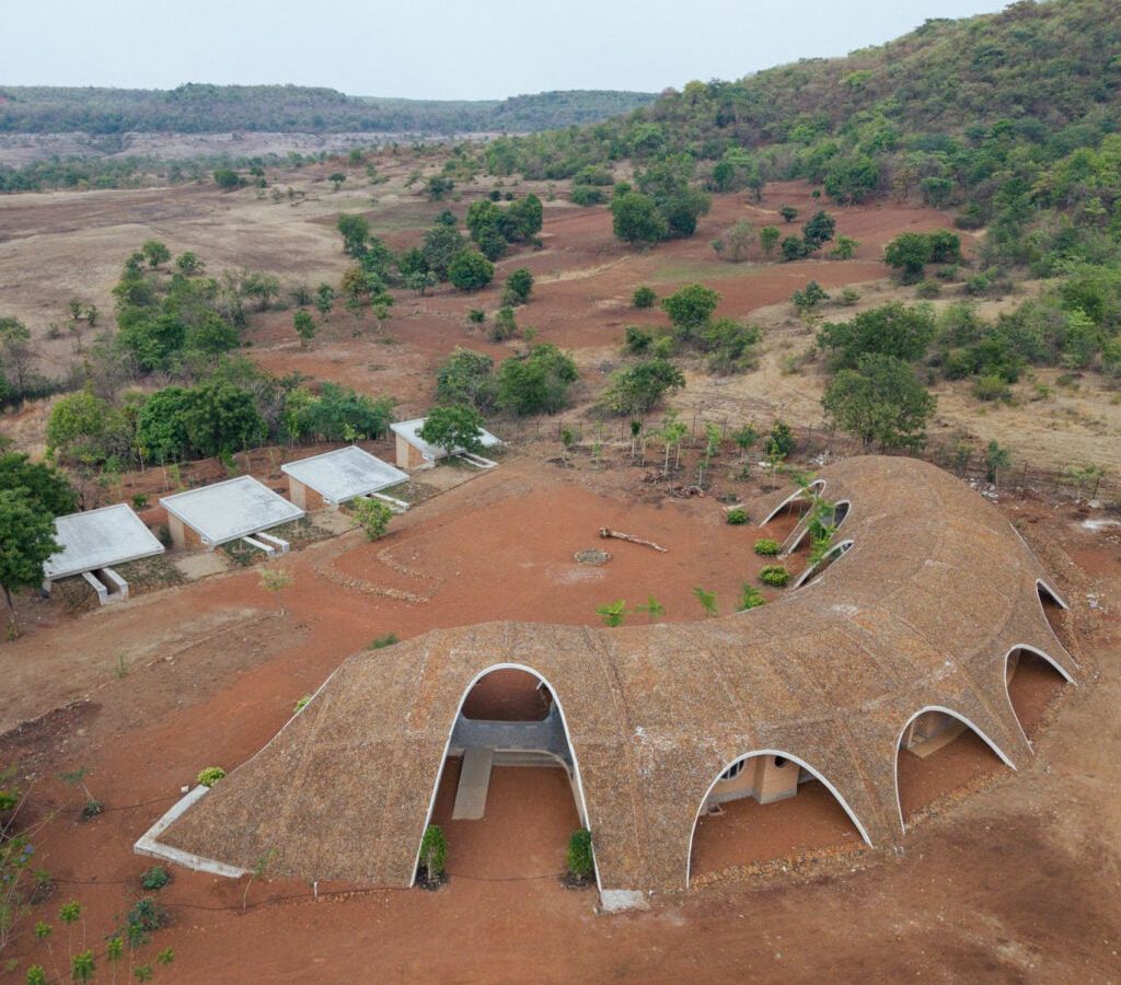Eco-resort na Índia se esconde com telhado de pedra e terra