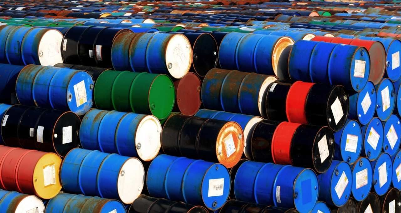 Petróleo recua 2% sob peso de dólar forte e impasse no Oriente Médio