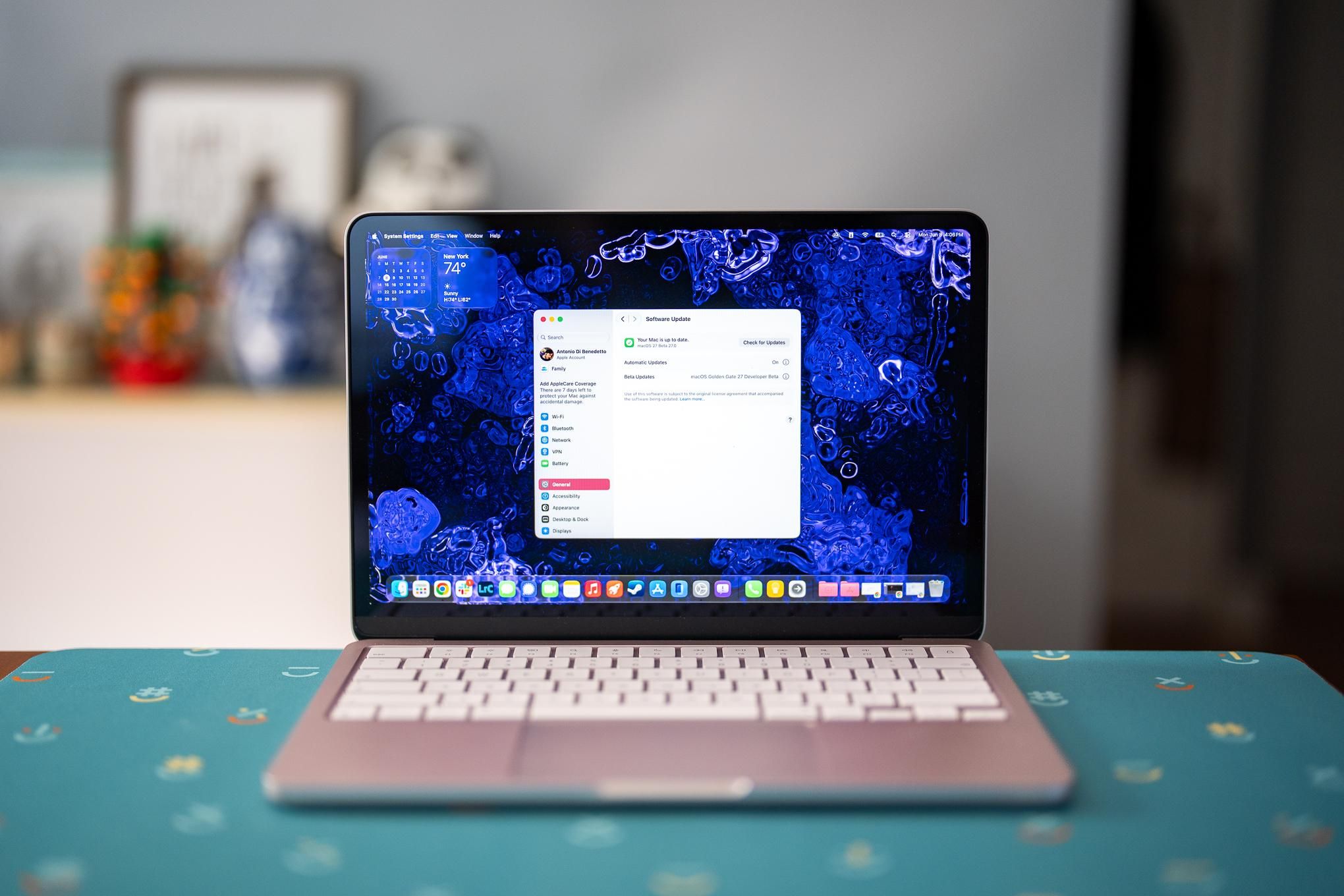 Primeiro beta do MacOS 27 reduz design 'Liquid Glass' e restringe acesso à Siri AI