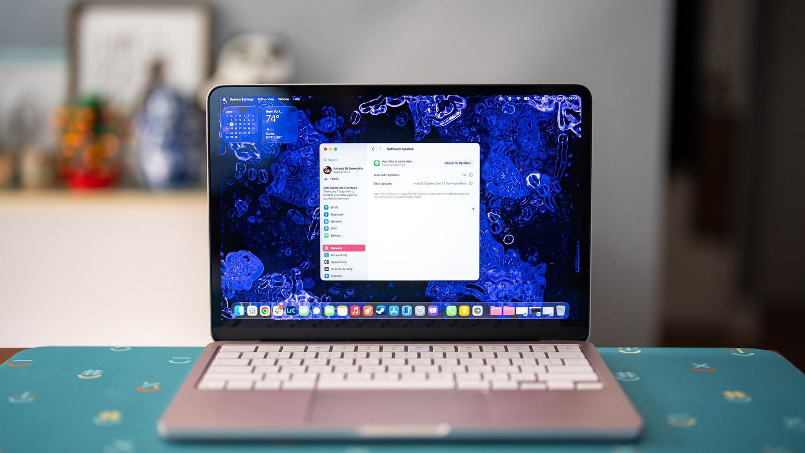 Primeiro beta do MacOS 27 reduz design 'Liquid Glass' e restringe acesso à Siri AI