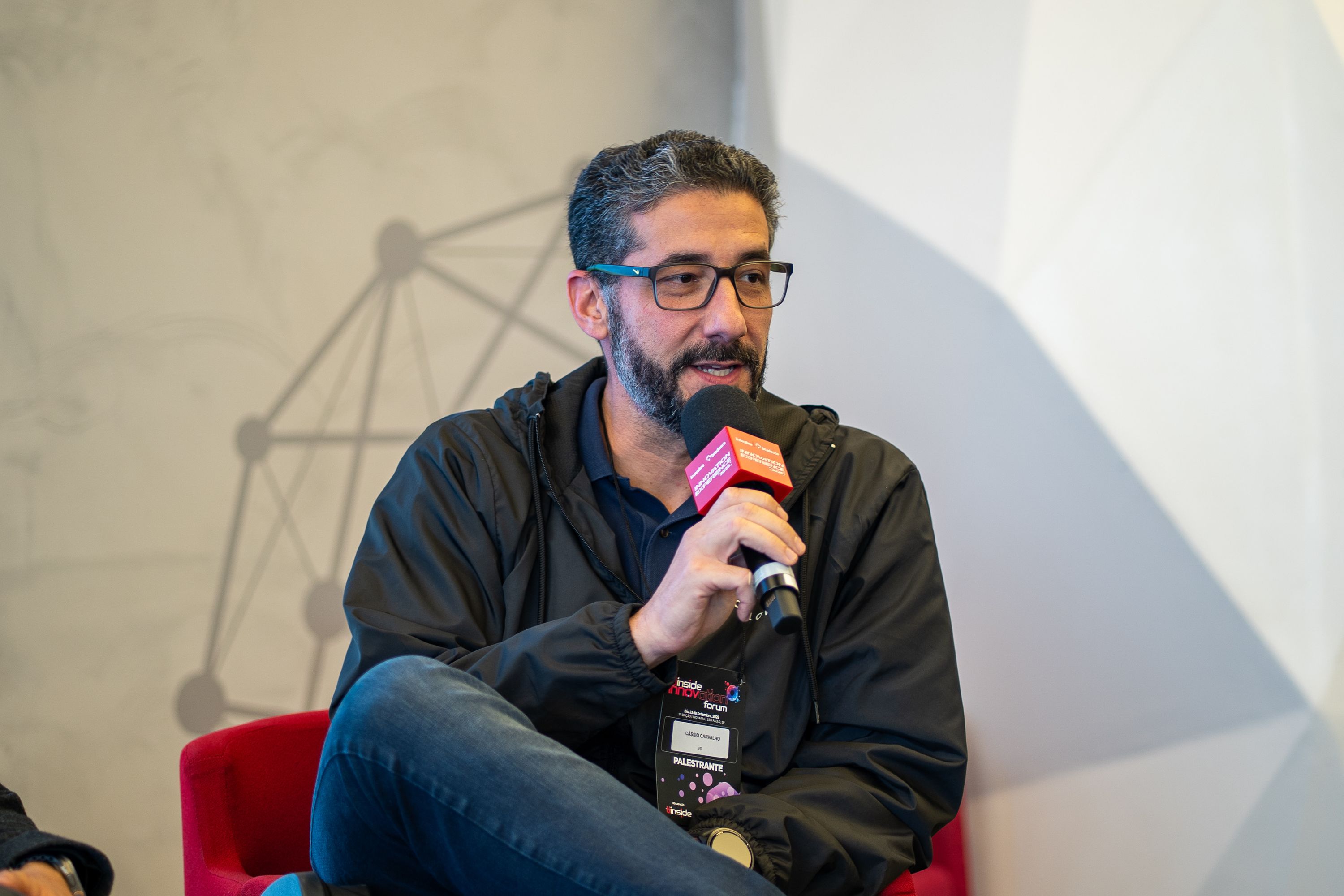 VR usa IA agêntica para turbinar RH e personalizar jornada do cliente