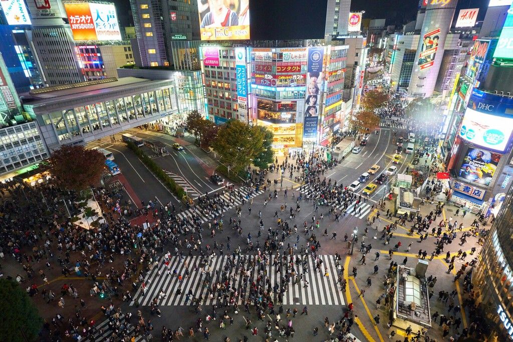 Shibuya endurece regras contra turistas — e impõe multas imediatas por lixo nas ruas