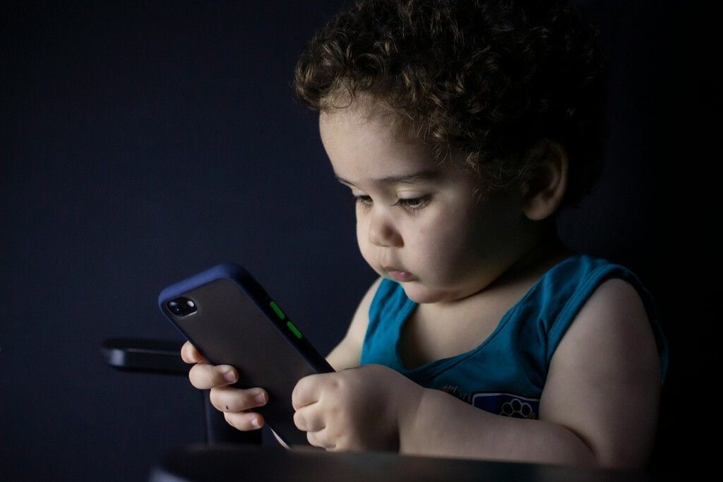 Pais são os verdadeiros arquitetos da dependência digital infantil