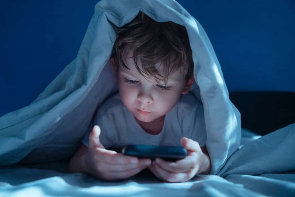 Posse de celular cai entre crianças de 10 a 13 anos — a primeira queda na série histórica