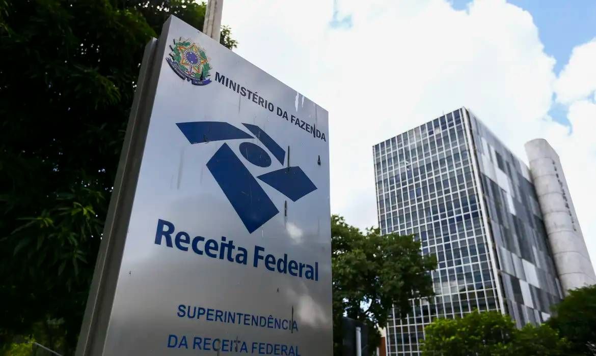 Receita Federal notifica 61 empresas de combustíveis por dívidas de R$ 30,6 bilhões