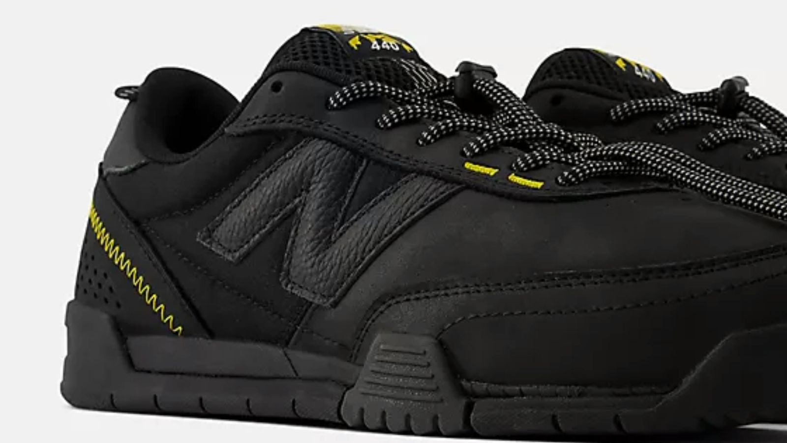 New Balance 440Wv2: O amarelo que desafia o monocromático