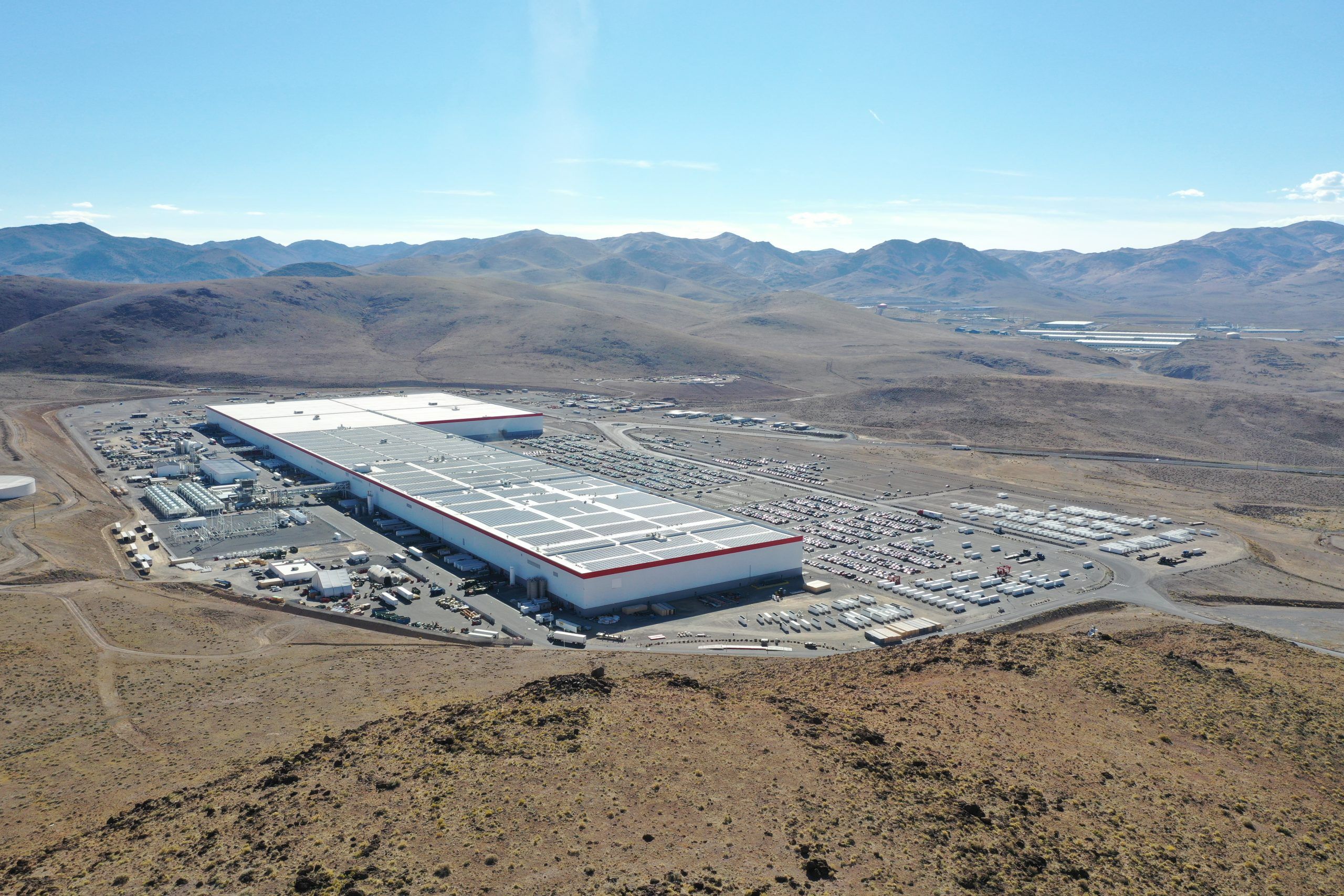 Quadrilha intercepta carregamentos de baterias da Tesla na saída da Giga Nevada