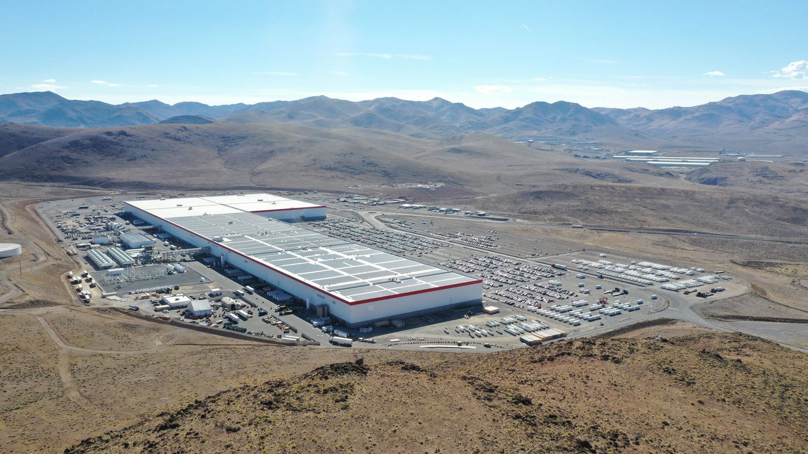 Quadrilha intercepta carregamentos de baterias da Tesla na saída da Giga Nevada