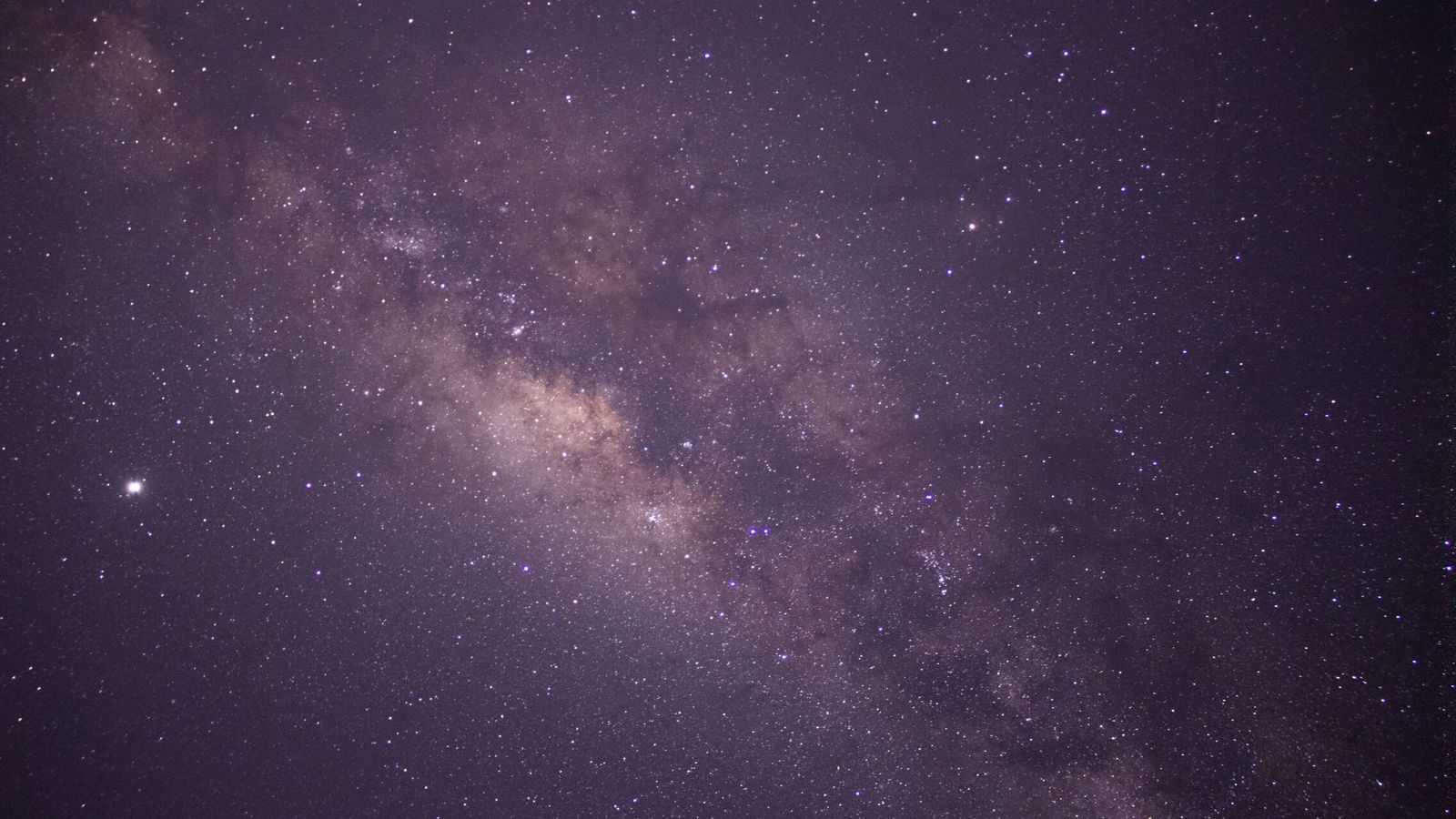 James Webb capta emissão misteriosa em região vazia do universo