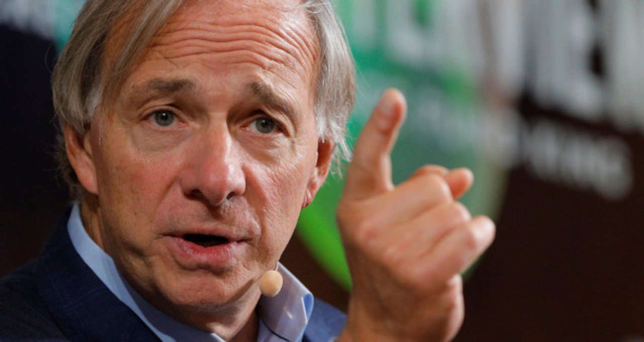Ray Dalio alerta: bolha da IA se aproxima com juros altos e dívidas