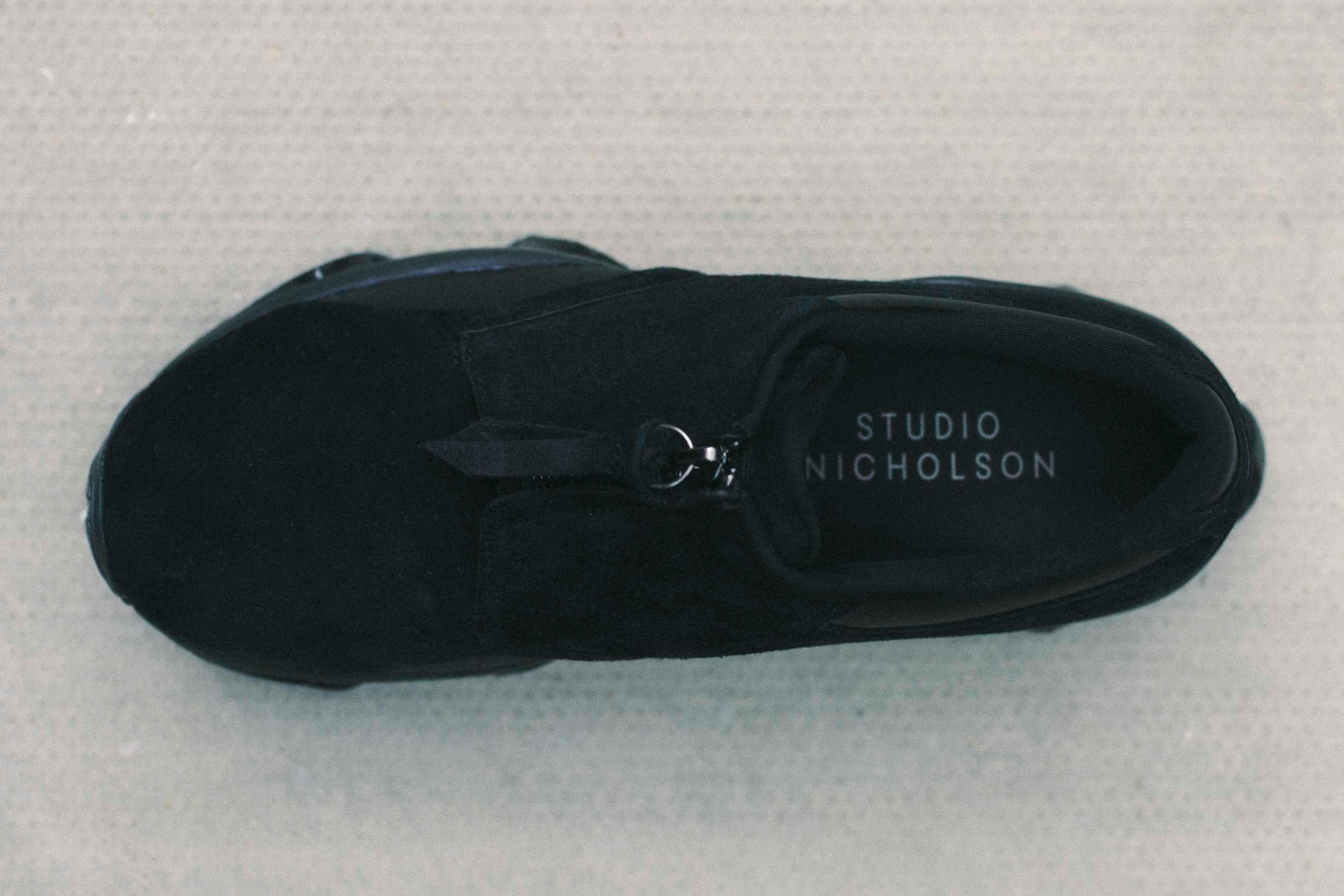 Studio Nicholson transforma ASICS em sapato social — e aposta no minimalismo