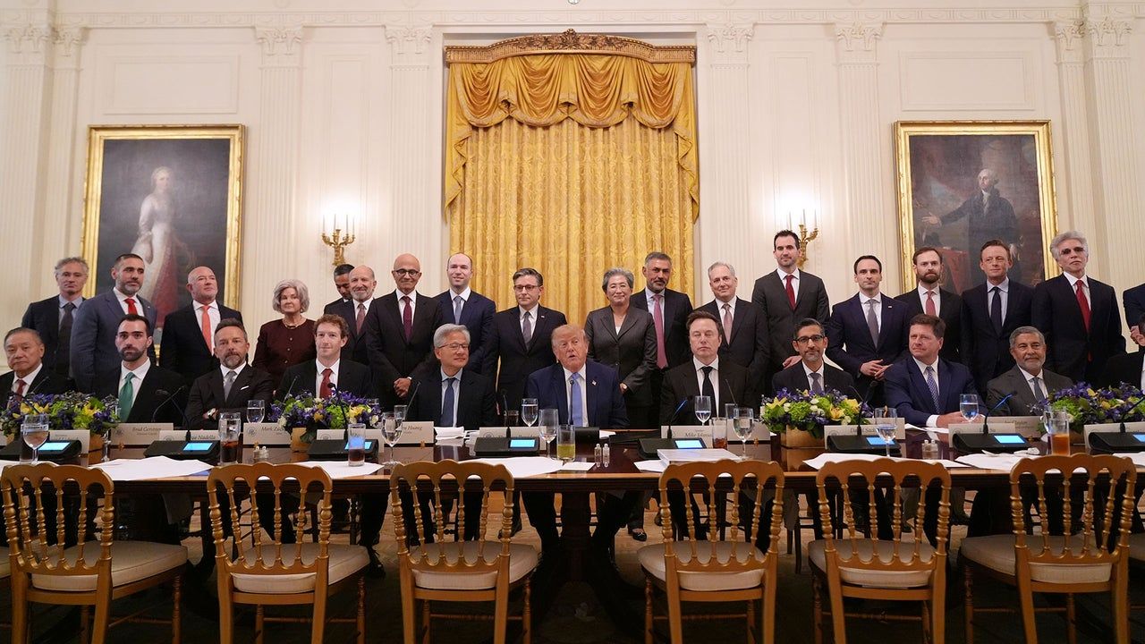 CEOs de IA prometem ‘autopoliciamento’ em acordo anunciado por Trump