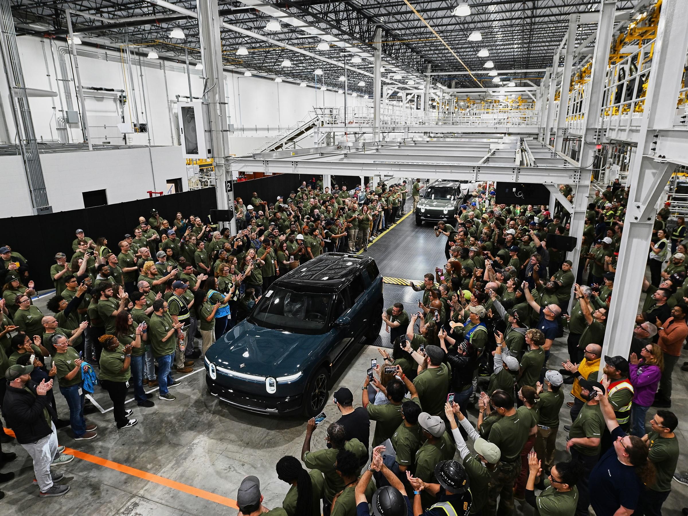 Rivian enfrenta tempestade perfeita — entre danos na fábrica e a pressão pelo R2