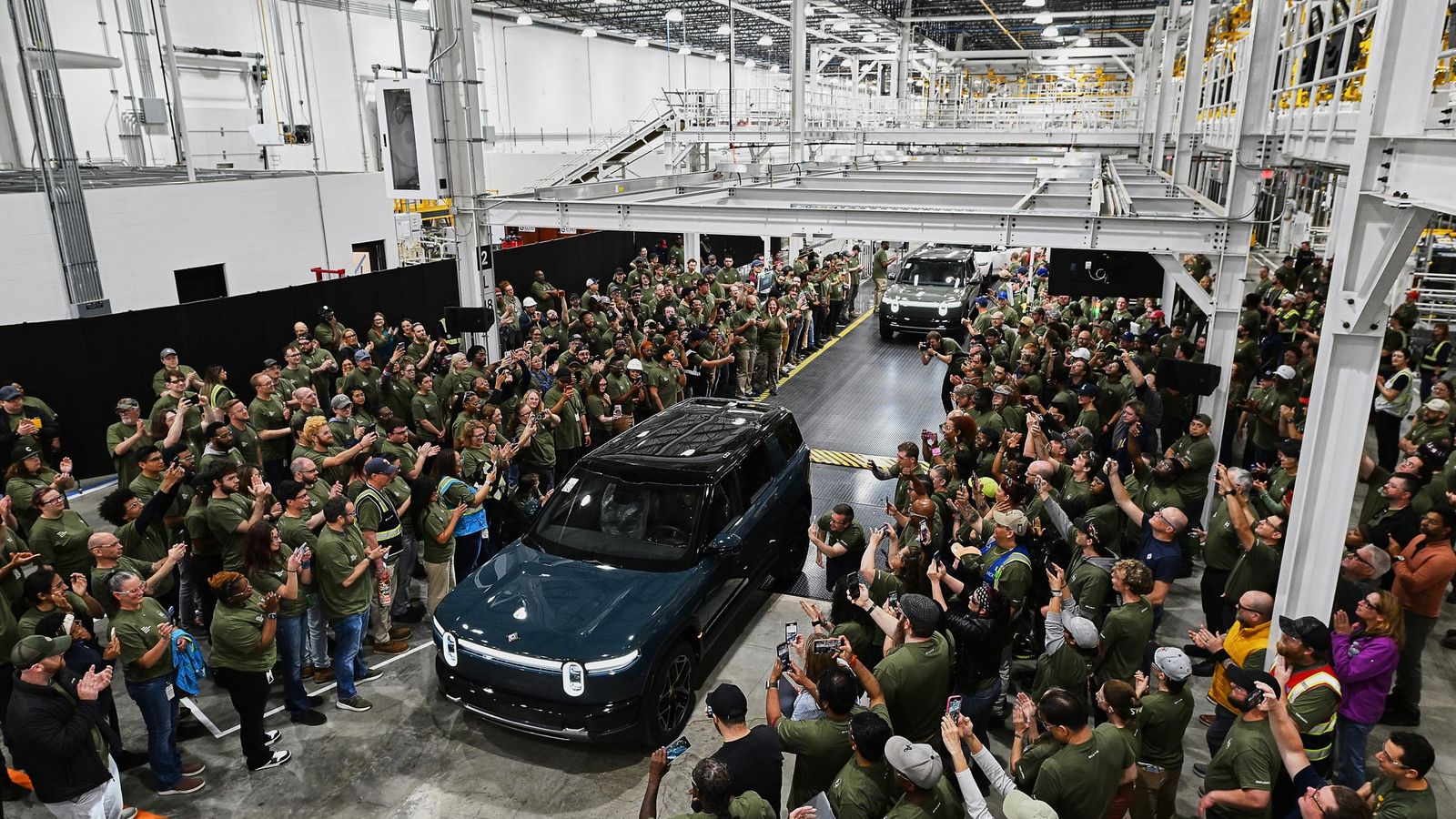 Rivian enfrenta tempestade perfeita — entre danos na fábrica e a pressão pelo R2