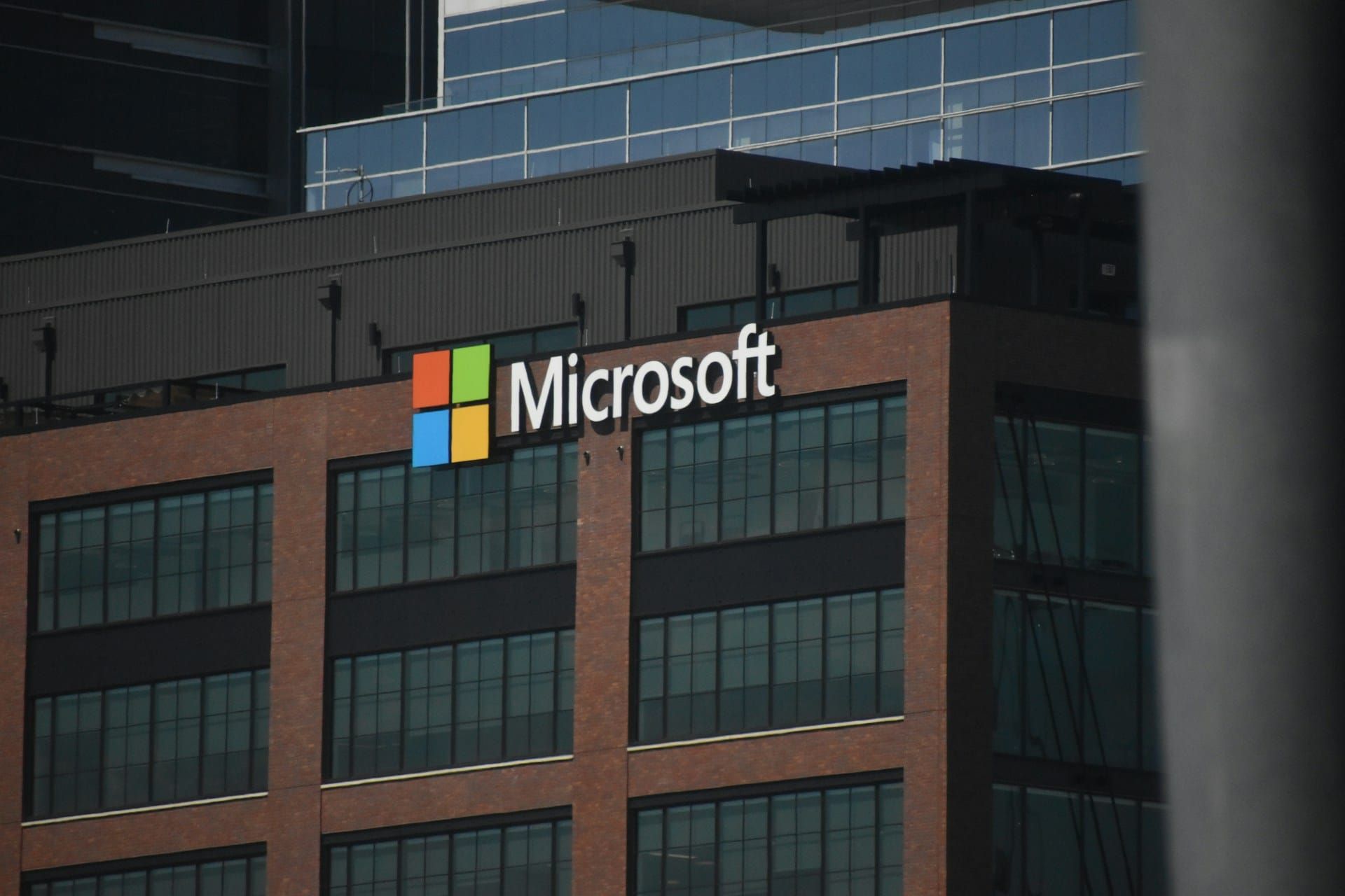 Microsoft desativa 73 repositórios no GitHub após ataque de malware em ferramentas de IA
