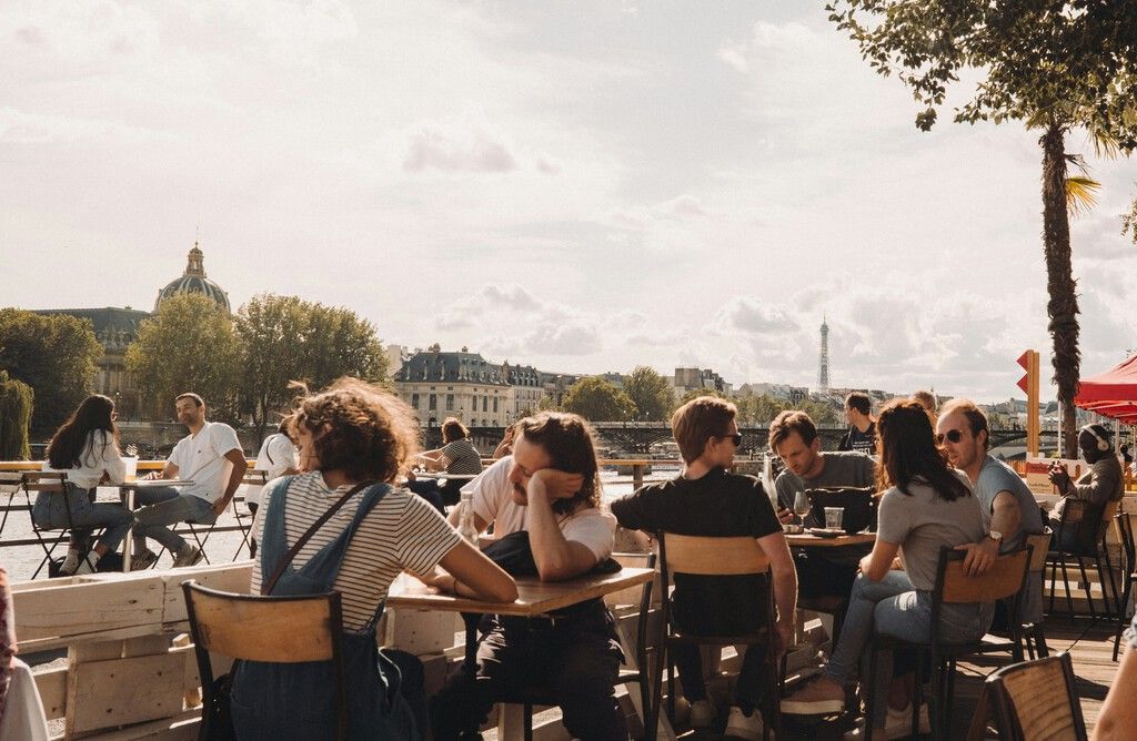França proíbe álcool em espaços públicos para conter emergências durante onda de calor
