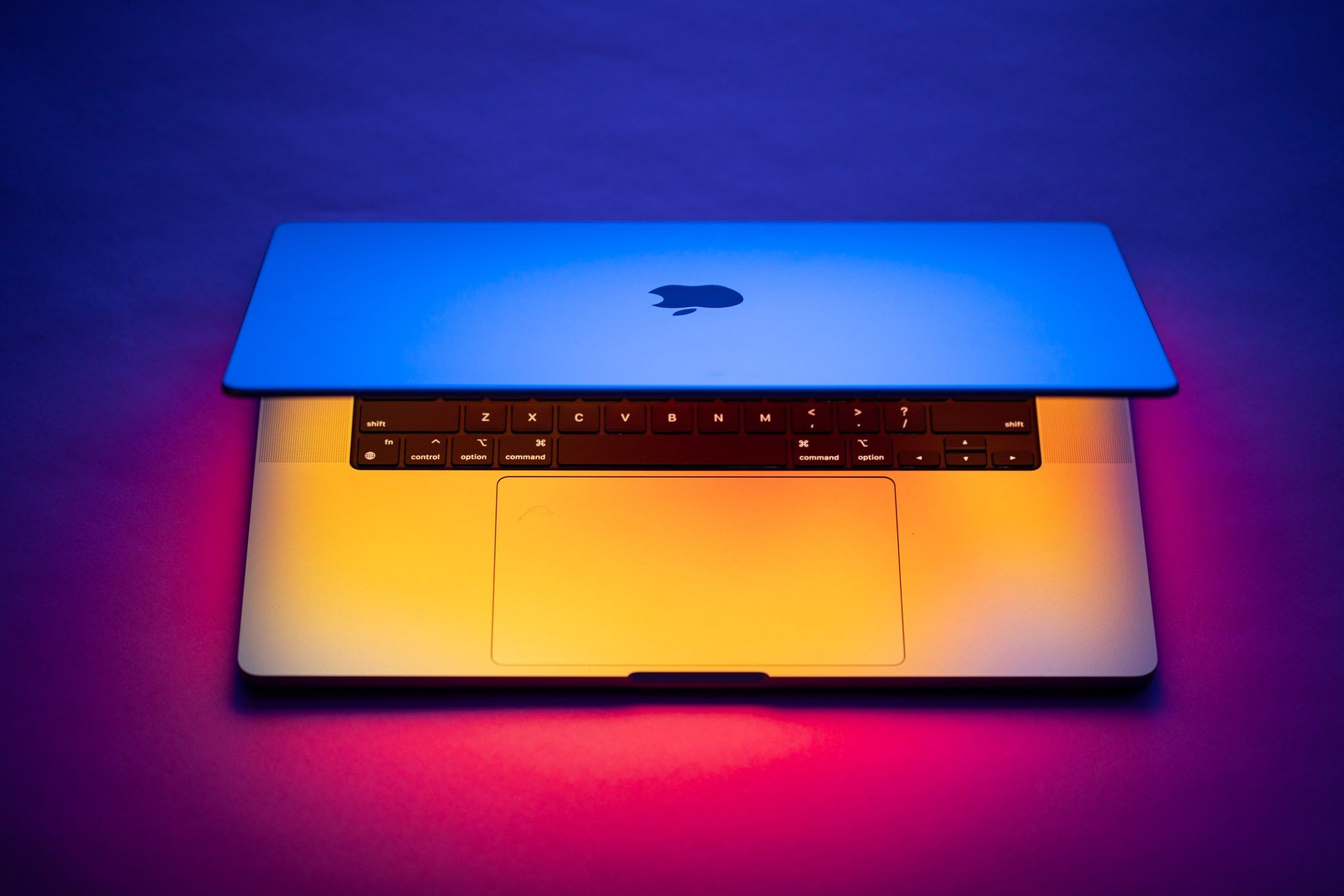 Após anos de ceticismo, Apple sinaliza possível adoção de telas sensíveis ao toque em MacBooks