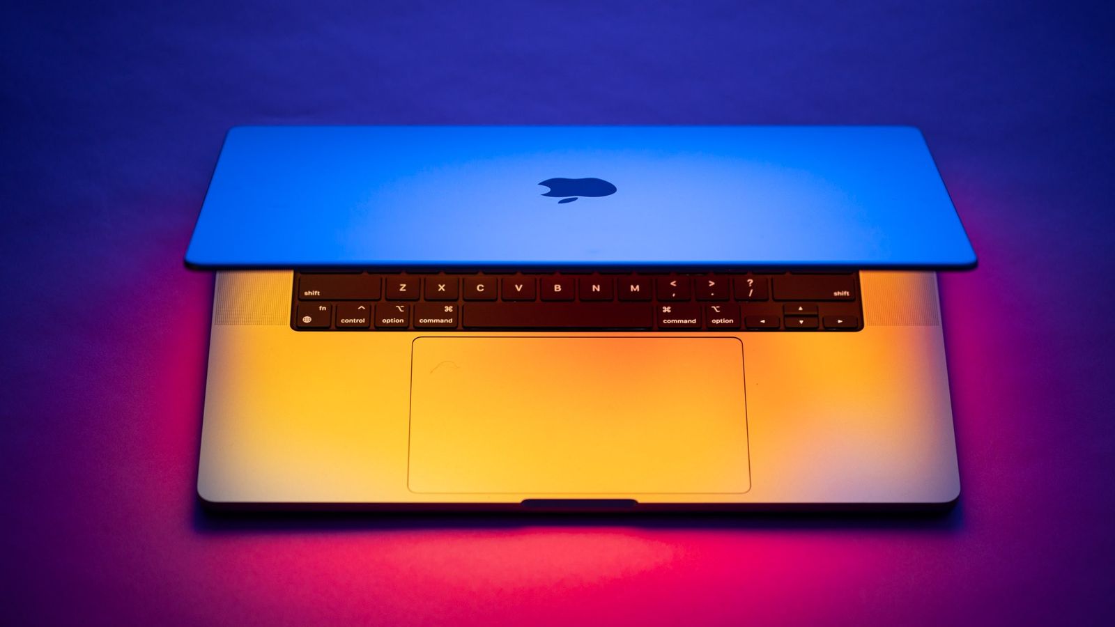 Após anos de ceticismo, Apple sinaliza possível adoção de telas sensíveis ao toque em MacBooks