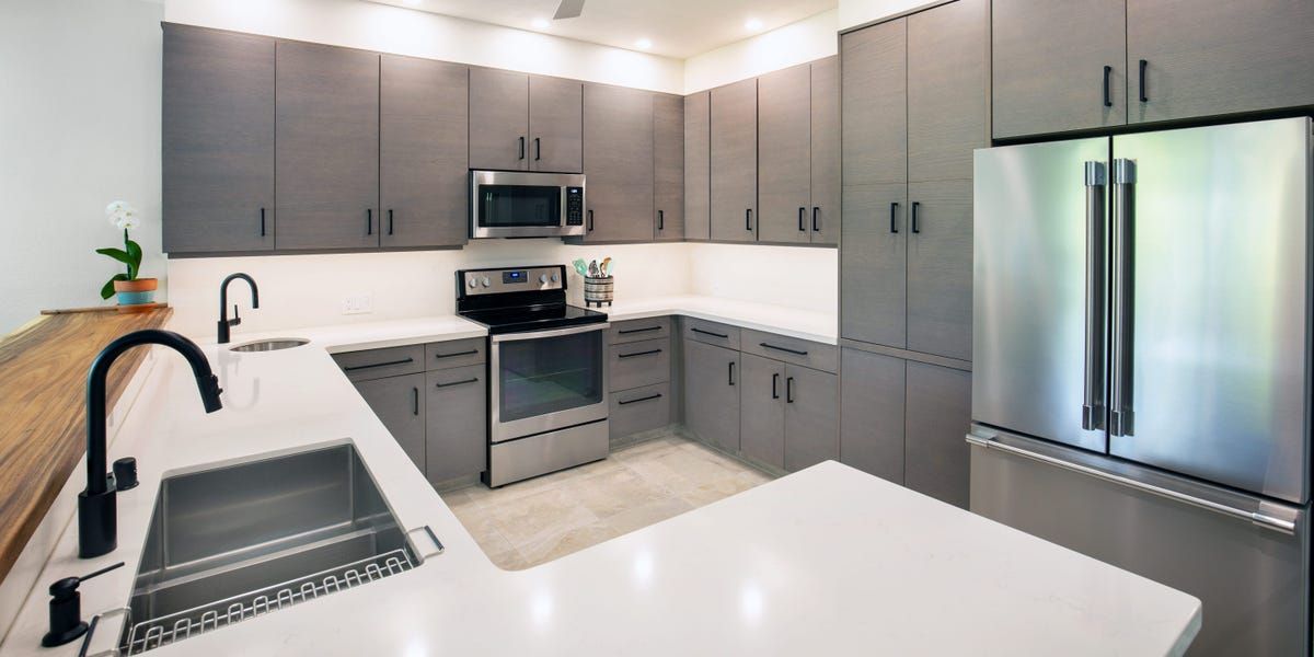 A cozinha de luxo e seus inimigos: o cinza, o LED e o inox