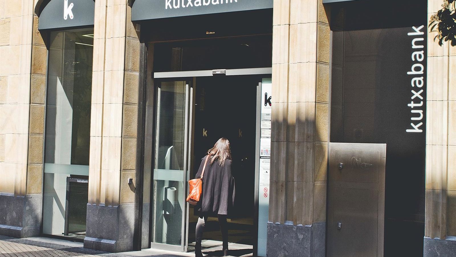 Kutxabank oferece 50 euros a jovens vinculados a projetos sociais