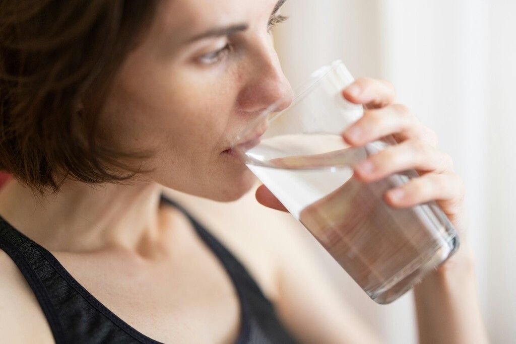Beber água em jejum não emagrece — a ciência explica a falácia