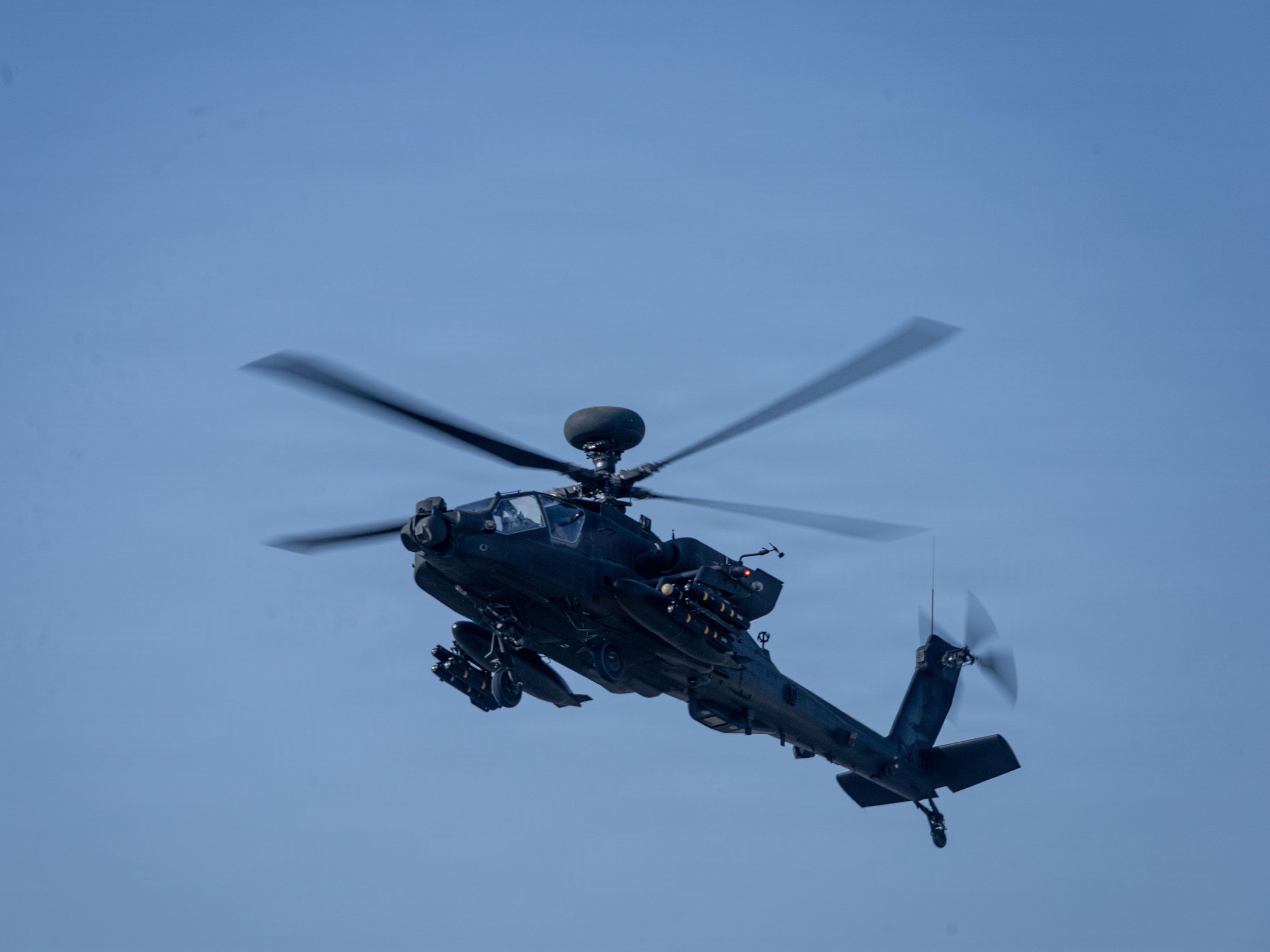 Drone de superfície da Marinha dos EUA resgata pilotos após queda de Apache