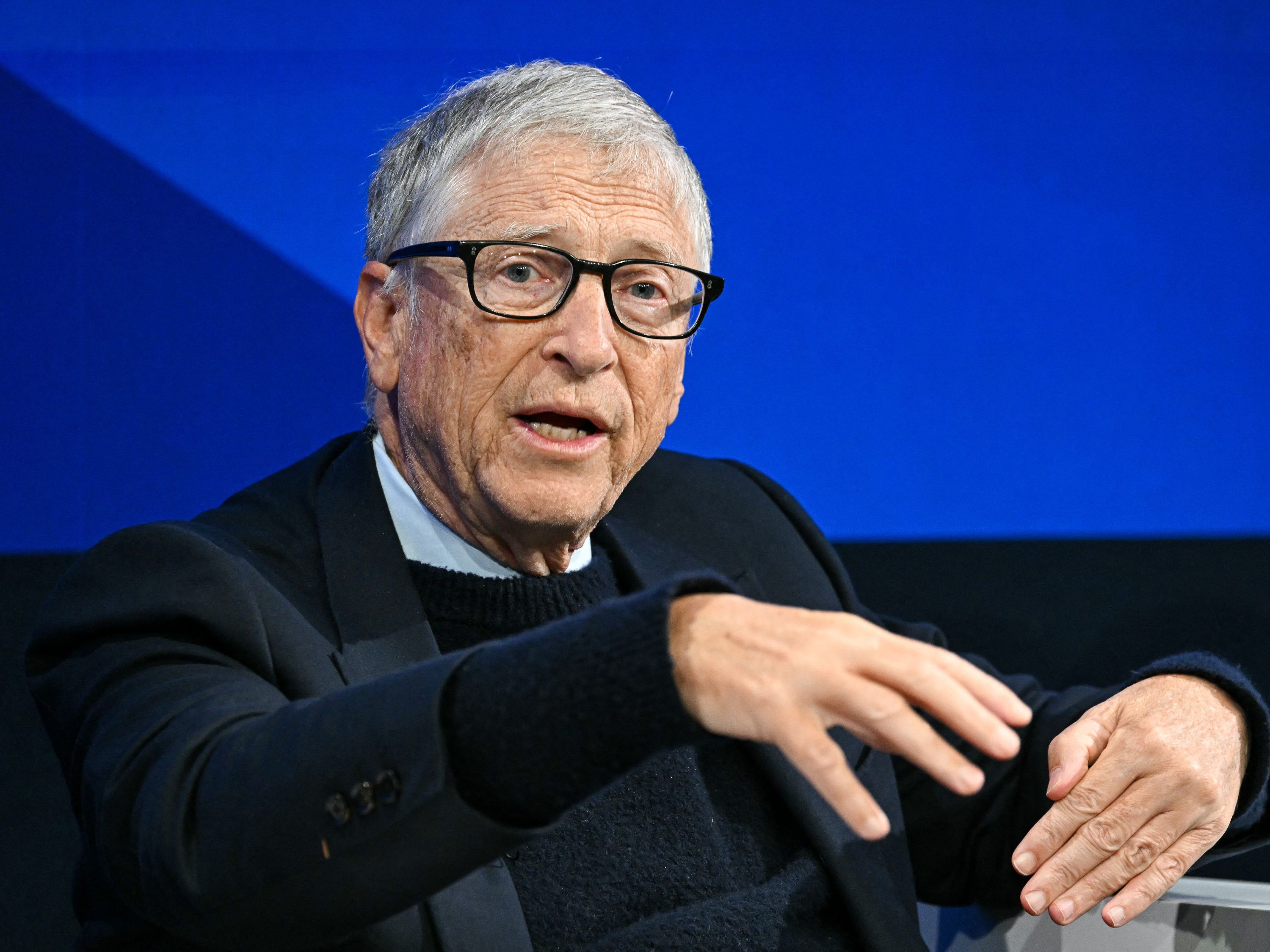 Bill Gates prevê 20 anos de turbulência antes da era da abundância com IA